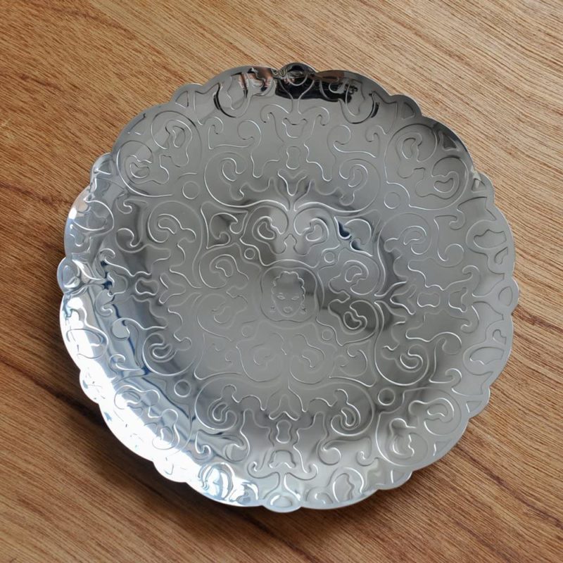 ALESSI - DRESSED Vassoio rotondo in acciaio inox, lucido con decoro a  rilievo 35 cm - Idea Casa Più