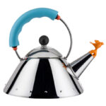 ALESSI - "9093" Bollitore con fischietto a forma di uccellino, in acciaio inox 18/10 e resina termoplastica, fondo in acciaio magnetico, adatto ai fornelli a induzione, *1 litro*, *Giallo* o *Azzurro* - Azzurro