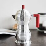 ALESSI - "PULCINA" Caffettiera espresso in fusione di alluminio, con manico e pomolo nero (color inox) o full color (tutta nera), disponibile in 3 varianti, *1 tazza*, *3 tazze*, *6 tazze* - Inox e Rosso, 3 tazzine