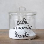 Barattolo in vetro con scritta nera " Sale quanto basta"