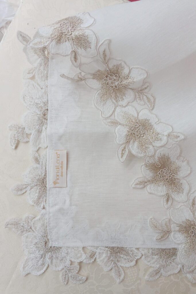 Centro quadrato in lino con pizzo di Fiori di Lena