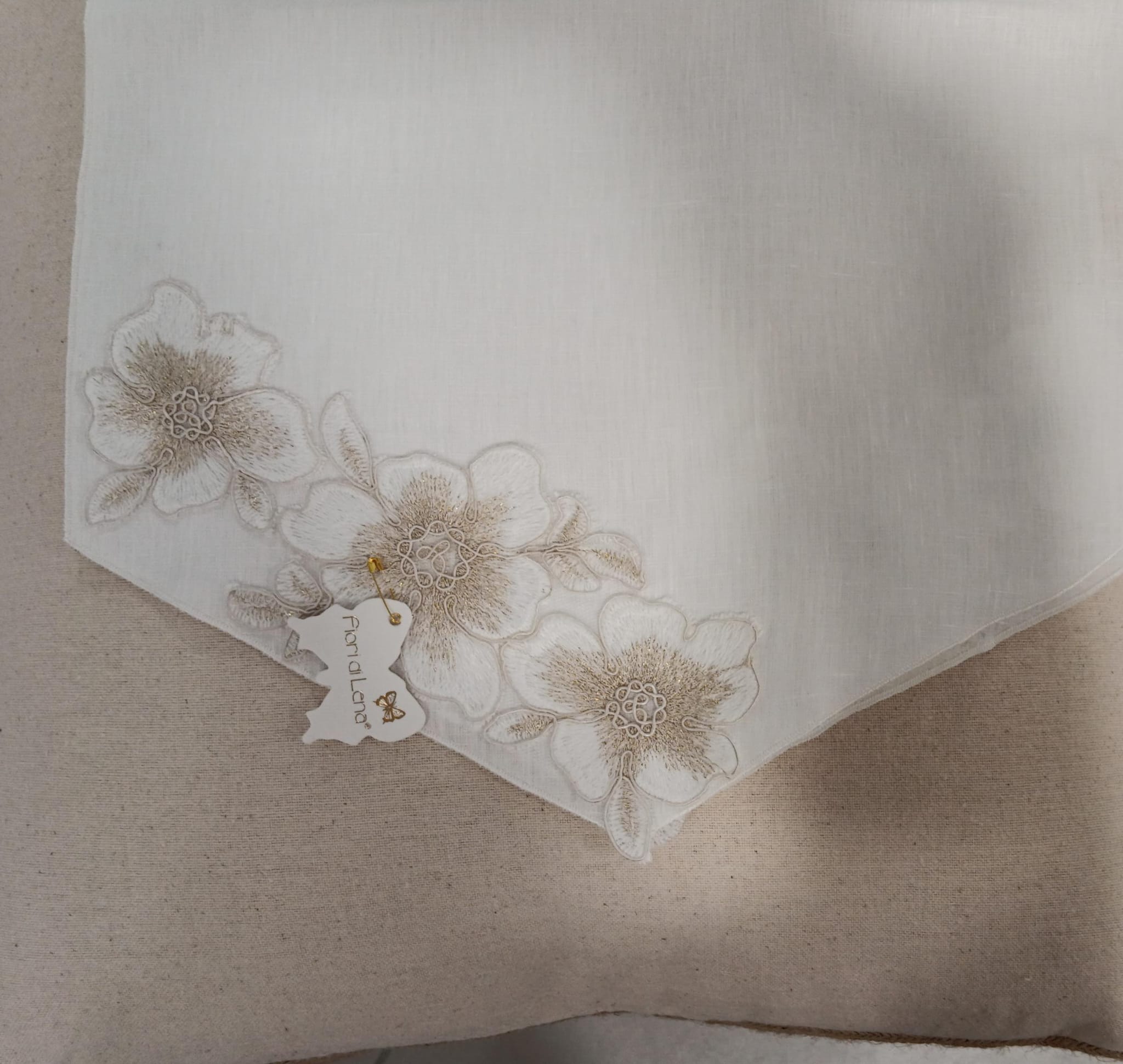 Runner a punta con pizzo e nappa 120x36 Fiori di Lena Runner a punta con pizzo e nappa 120x36 Fiori di Lena
